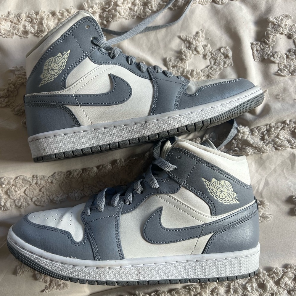 Nike women’s Air Jordan 1 mid